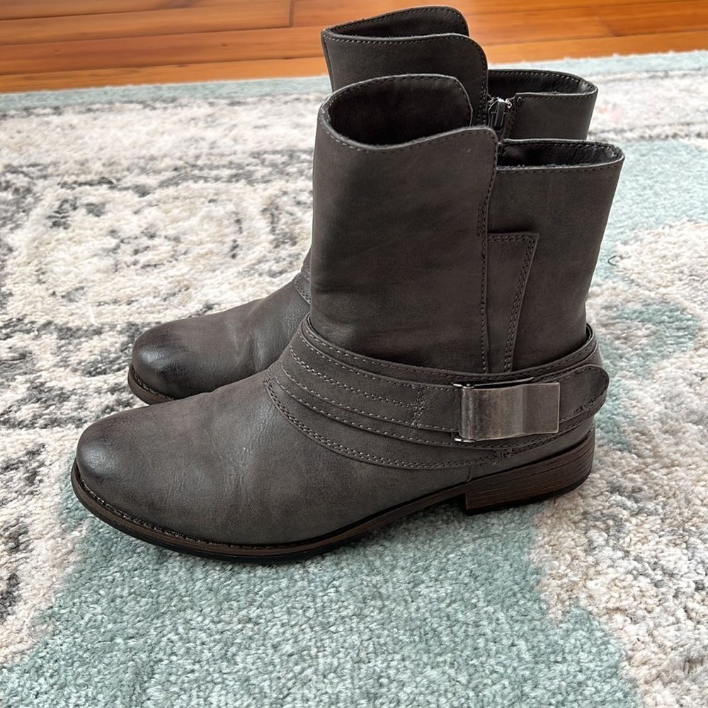 UnR8ted Sz 8.5 Grey Buckle Ankle Booties
